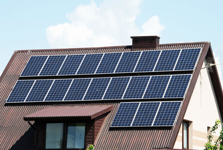 Toit de maison avec des panneaux solaires