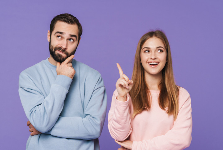 Deux personnes réfléchissent au choix de carrelage