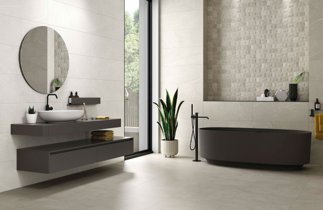 Salle de bain moderne et sobre habillée de carrelage gris clair