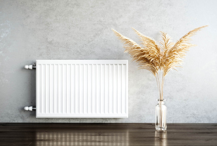 Radiateur blanc à côté d'un vase en verre