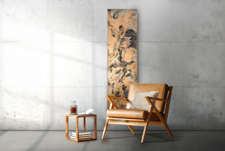 Fauteuil en cuir et table d’appoint dans un intérieur avec un radiateur stylisé.