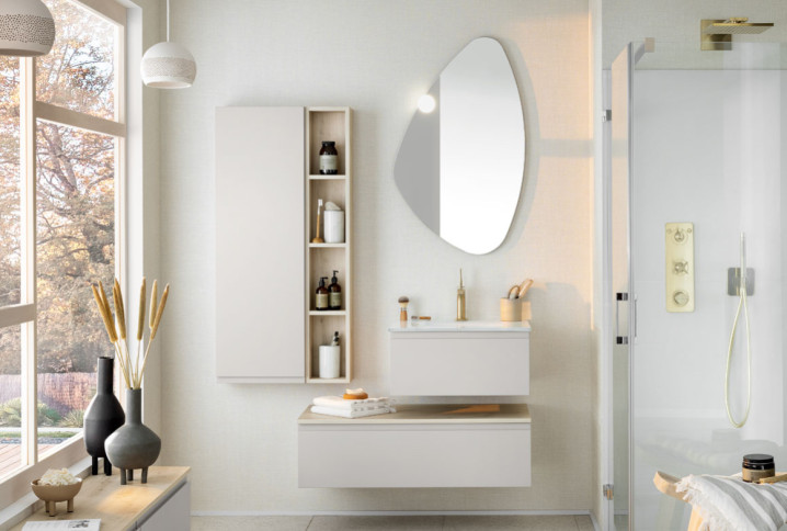 Petite salle de bains correctement rangée et lumineuse