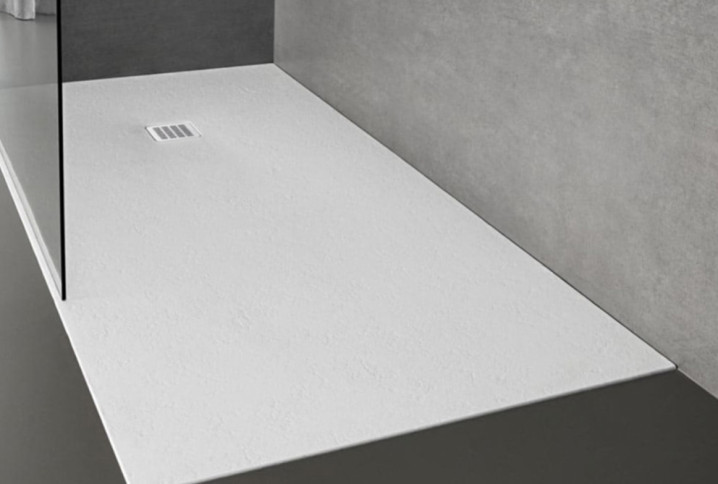 Receveur de douche blanc extra-plat dans une salle de bains moderne.