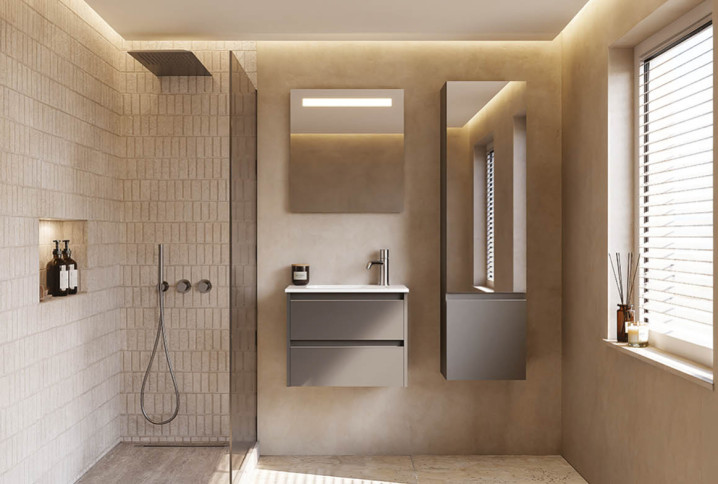 Petite salle de bains moderne avec douche à l’italienne, meuble suspendu et ambiance beige minimaliste.