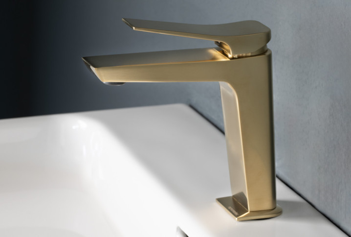 Robinet moderne finition or brossé posé sur un lavabo