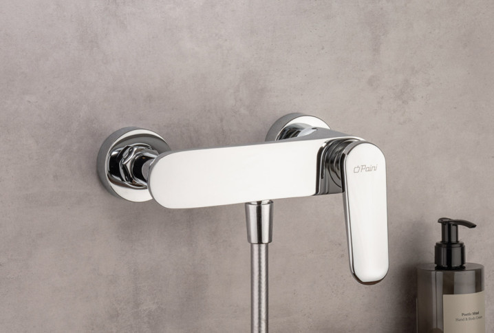 Mitigeur thermostatique de baignoire de marque Paini installée contre un mur