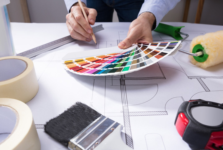 Choix de couleurs et matériaux pour salle de bains avec nuancier, plan et outils de rénovation.