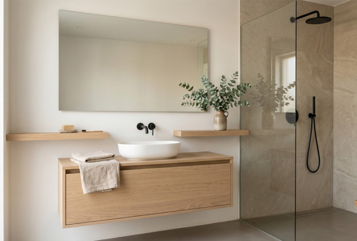 Salle de bains minimaliste avec meuble suspendu en bois