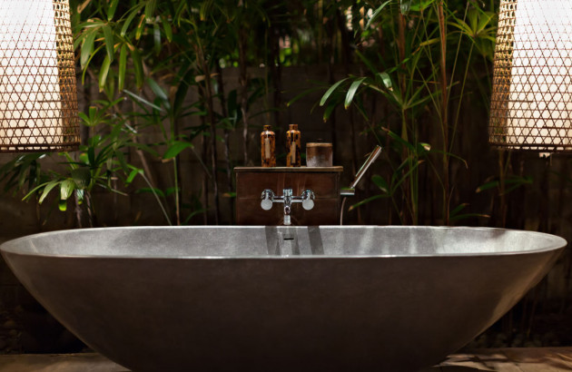 Baignoire dans une salle de bains balinaise