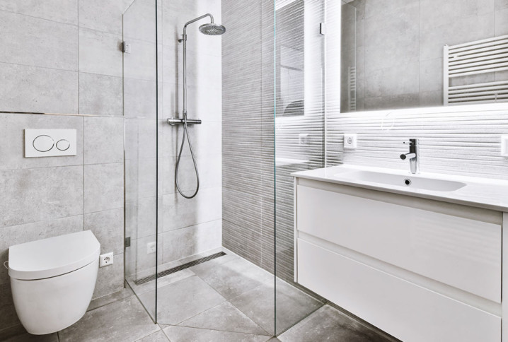 Salle de bains moderne avec douche à l’italienne et meuble vasque suspendu