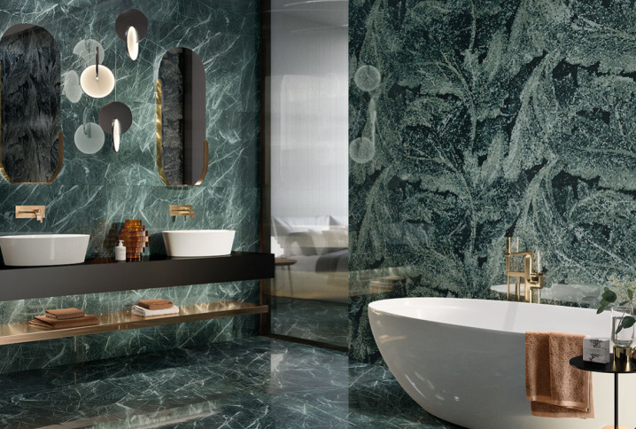 Salle de bains pleine de marbre vert