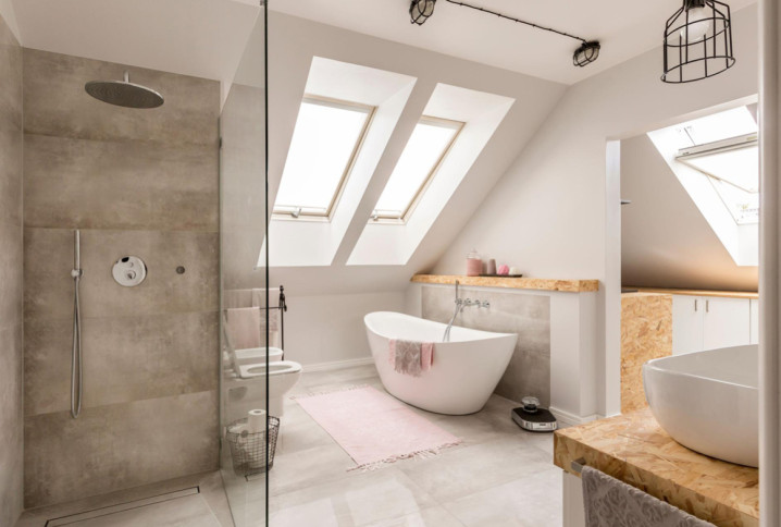 Salle de bains moderne sous pente de toit