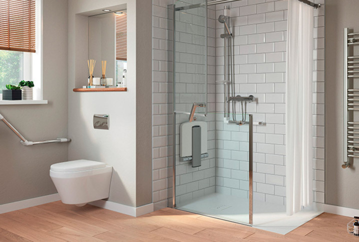 Douche PMR avec siège rabattable, barre d'appui, mitigeur