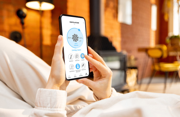 Personne qui utilise l'application de climatisation sur son téléphone