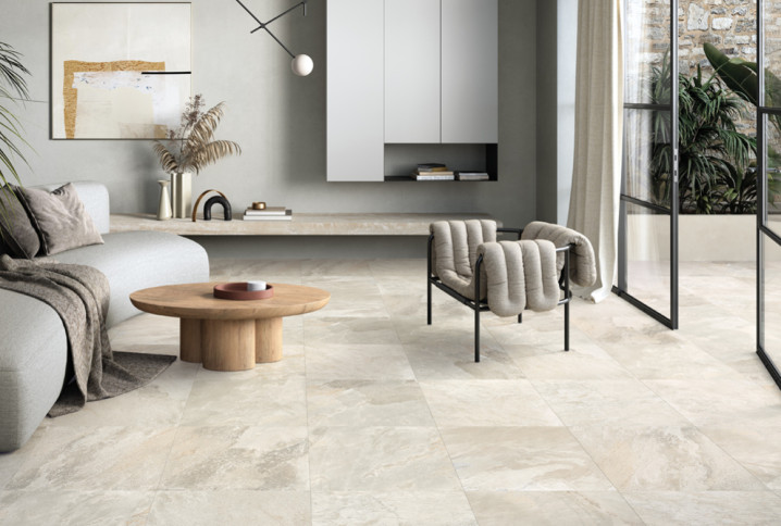 Salon de maison moderne recouvert de carrelage effet quartz