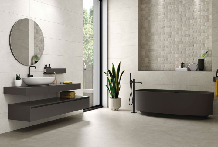 Salle de bains contemporaine avec meuble suspendu et baignoire îlot 