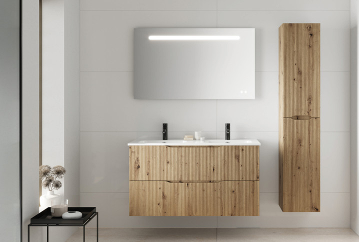 Salle de bains avec colonne de rangement en bois