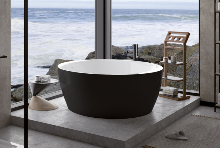 Baignoire îlot ronde dans une salle de bains située au bord de la mer