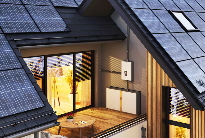 Maison équipée de panneaux solaires et batterie de stockage