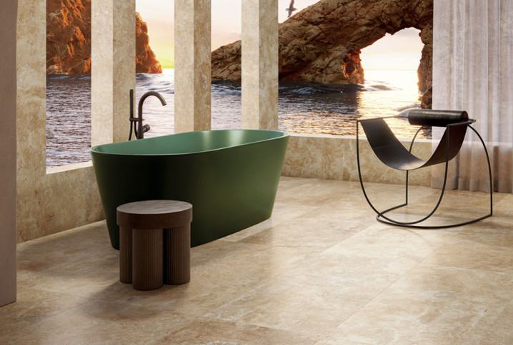 Carrelage imitation travertin dans une salle de bain extérieure