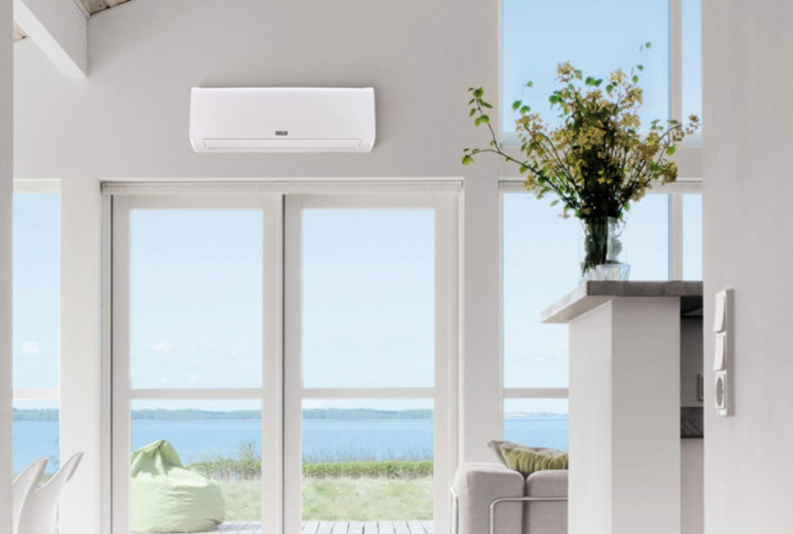 Climatisation murale installée au-dessus de baies vitrées