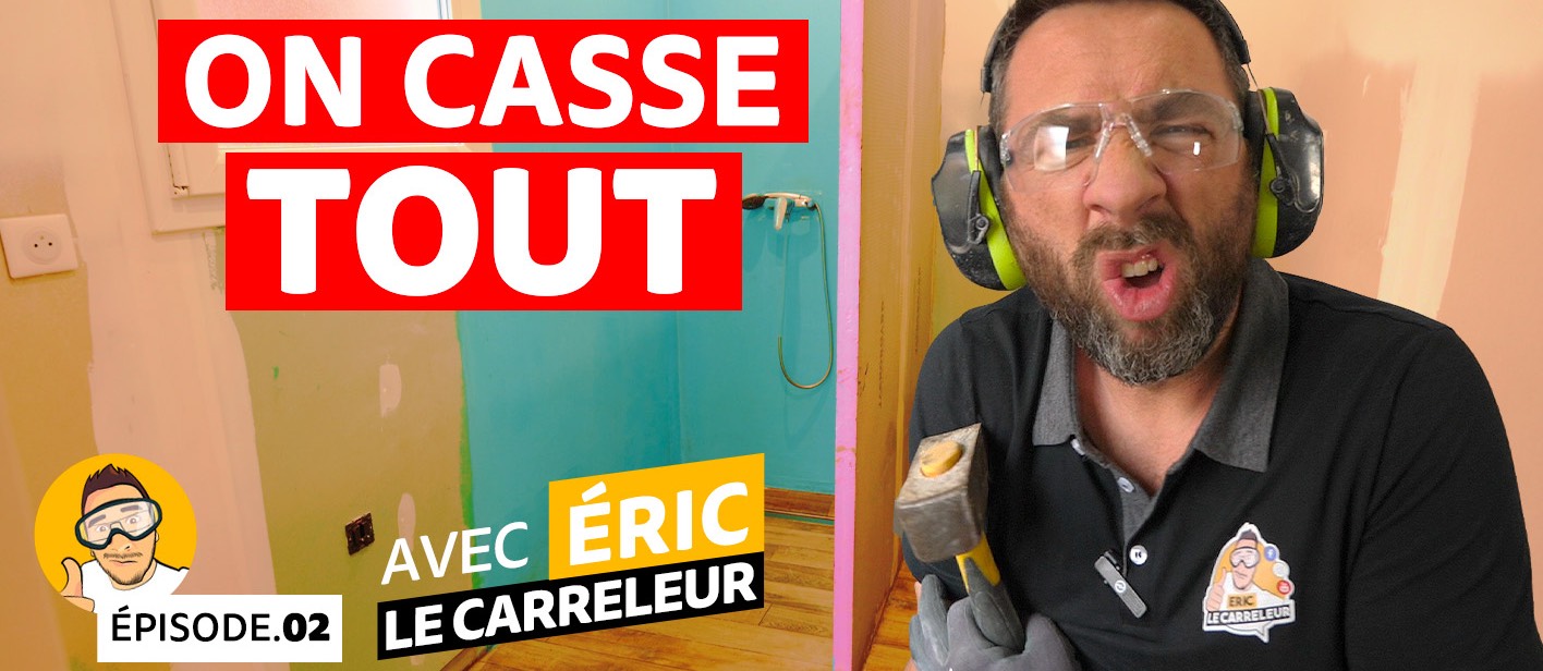 Éric commence la rénovation de sa salle de bains en enlevant les anciens éléments