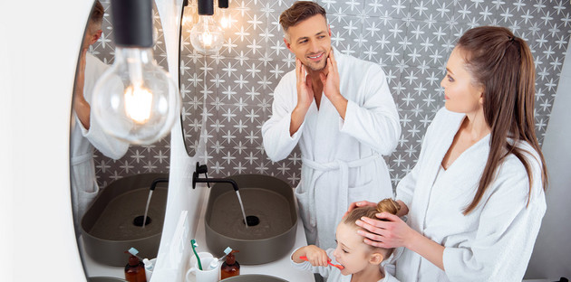 Couple dans salle de bains moderne