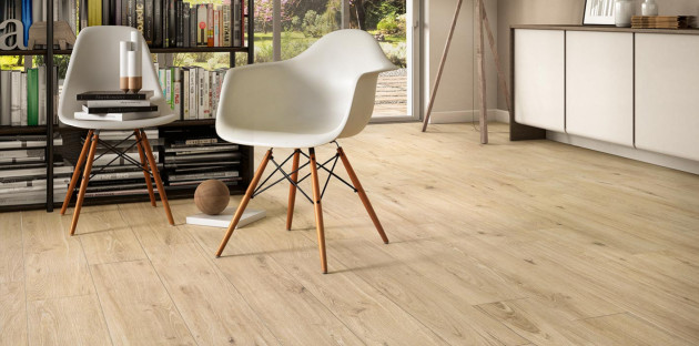 Carrelage effet parquet dans un bureau 