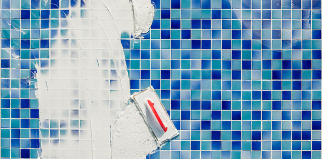 Application de mortier sur un carrelage de piscine