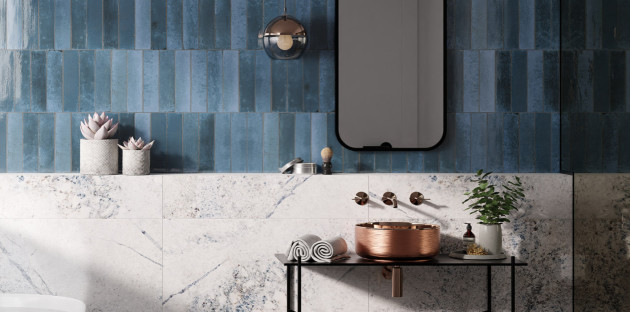 Mix carrelage marbre blanc et  carrelage faience bleu profond Agadir de la marque Dune
