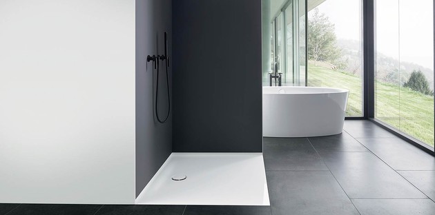 Douche italienne dans une salle de bains au style contemporain