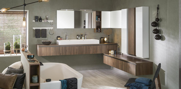 salle de bains avec carrelage effet bois