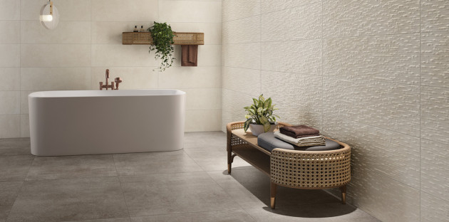 Carrelage imitation pierre naturelle dans une salle de bains harmonieuse