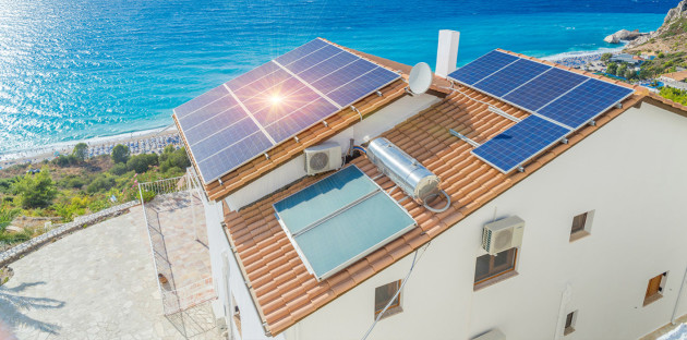 Combinaison panneaux photovoltaïques et thermiques sur une toiture