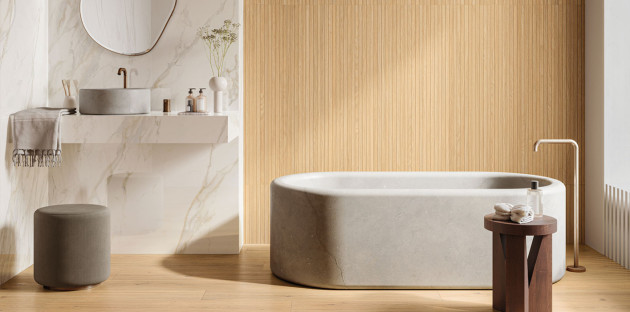 Salle de bains avec une baignoire, du carrelage mural et du parquet