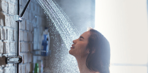 Femme sous la douche