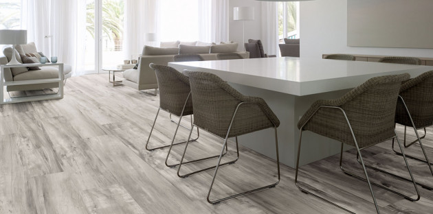 salon avec un carrelage imitation parquet gris