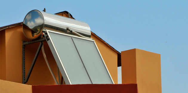 Installation sur toiture d'un chauffe-eau solaire