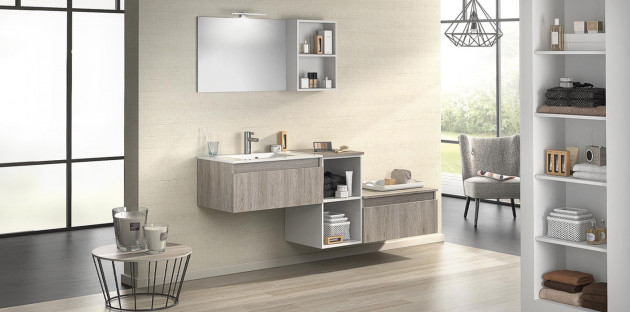 Salle de bain design bien organisée avec nombreux rangements
