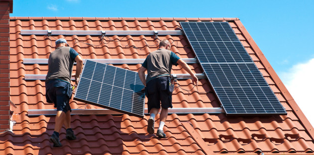 Kit de fixation pour panneaux solaires sur toiture en tuiles