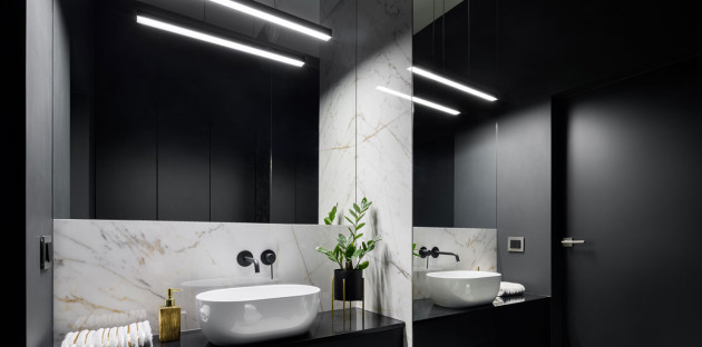 salle de bain noir avec luminaire neon