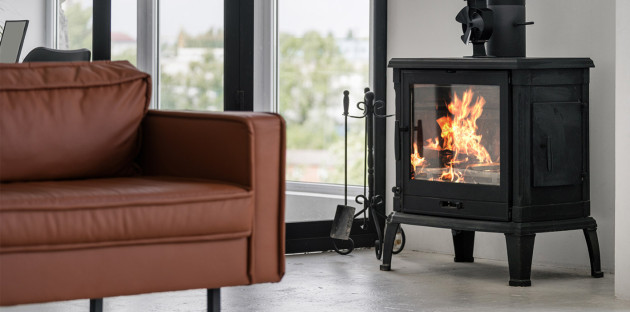 Poêle à bois ventilé en fonte dans un salon