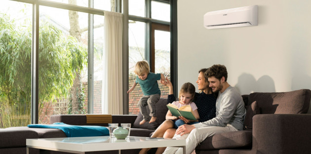 Famille heureuse grâce à sa climatisation