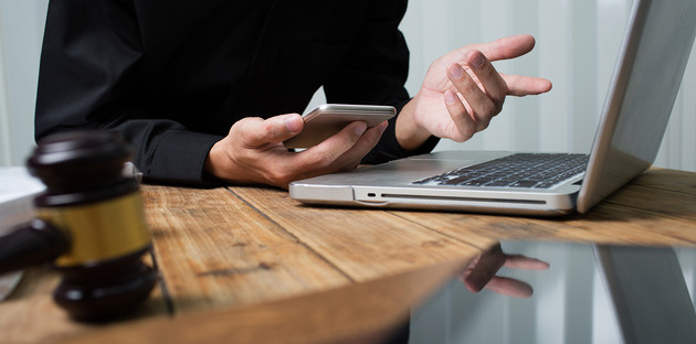 une personne travaillant sur son bureau