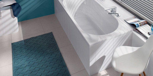 Tuyauterie cachée dans une baignoire d'angle blanche