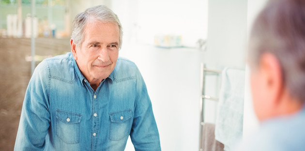 Un senior dans une salle de bains PMR