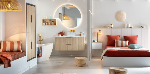 Suite parentale avec salle de bains design parfaitement agencée.