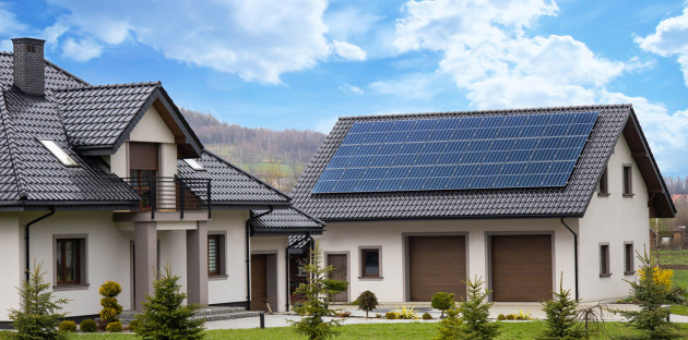 Maison équipée de panneaux solaires sur toiture moderne