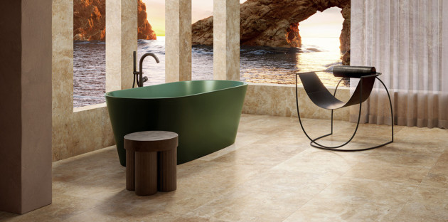Carrelage effet travertin dans une salle de bain extérieure