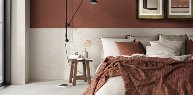Chambre avec carrelage blanc et mur marron